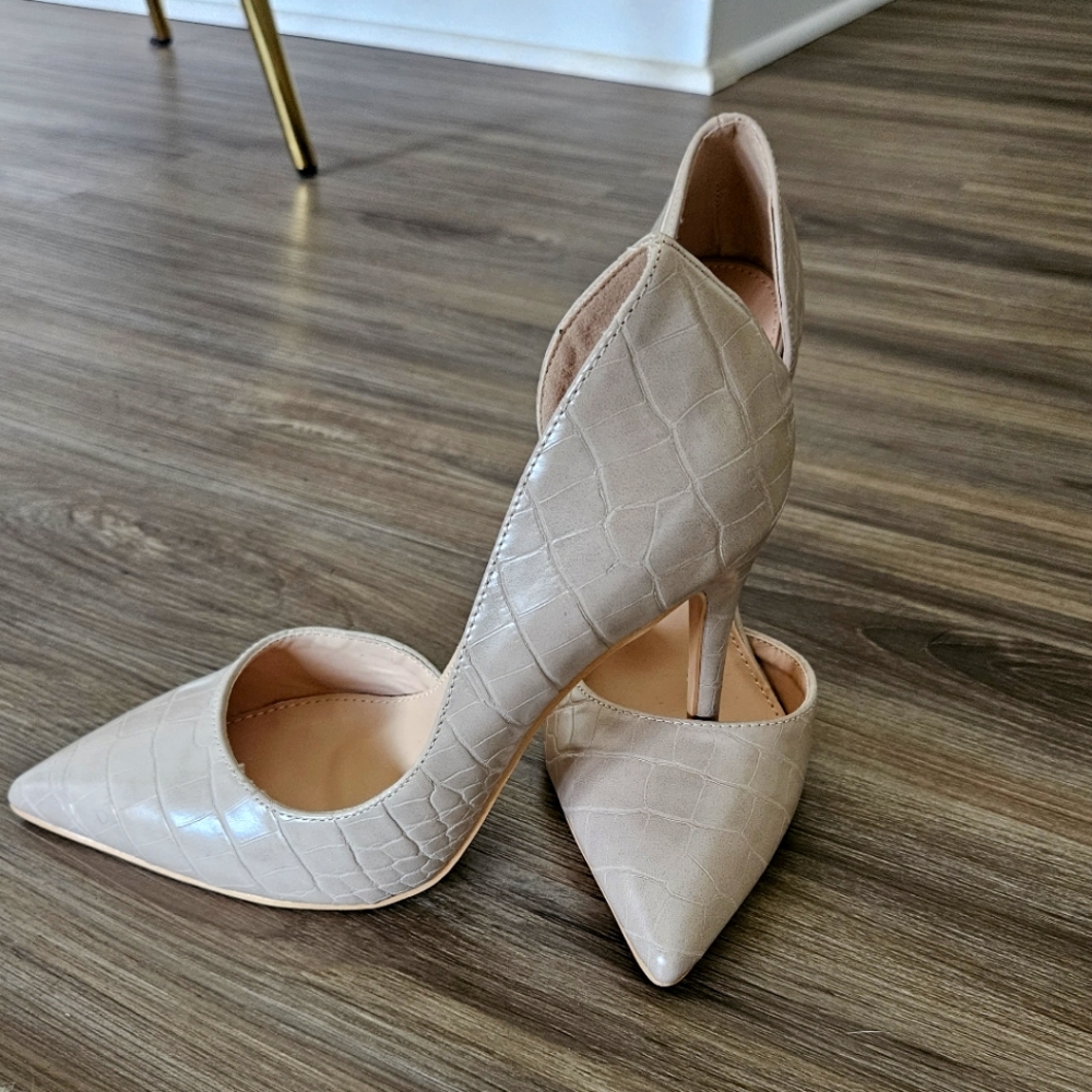 Brand new Fashion Nova Nude heel, size 9